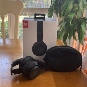 Wireless beats with box and case